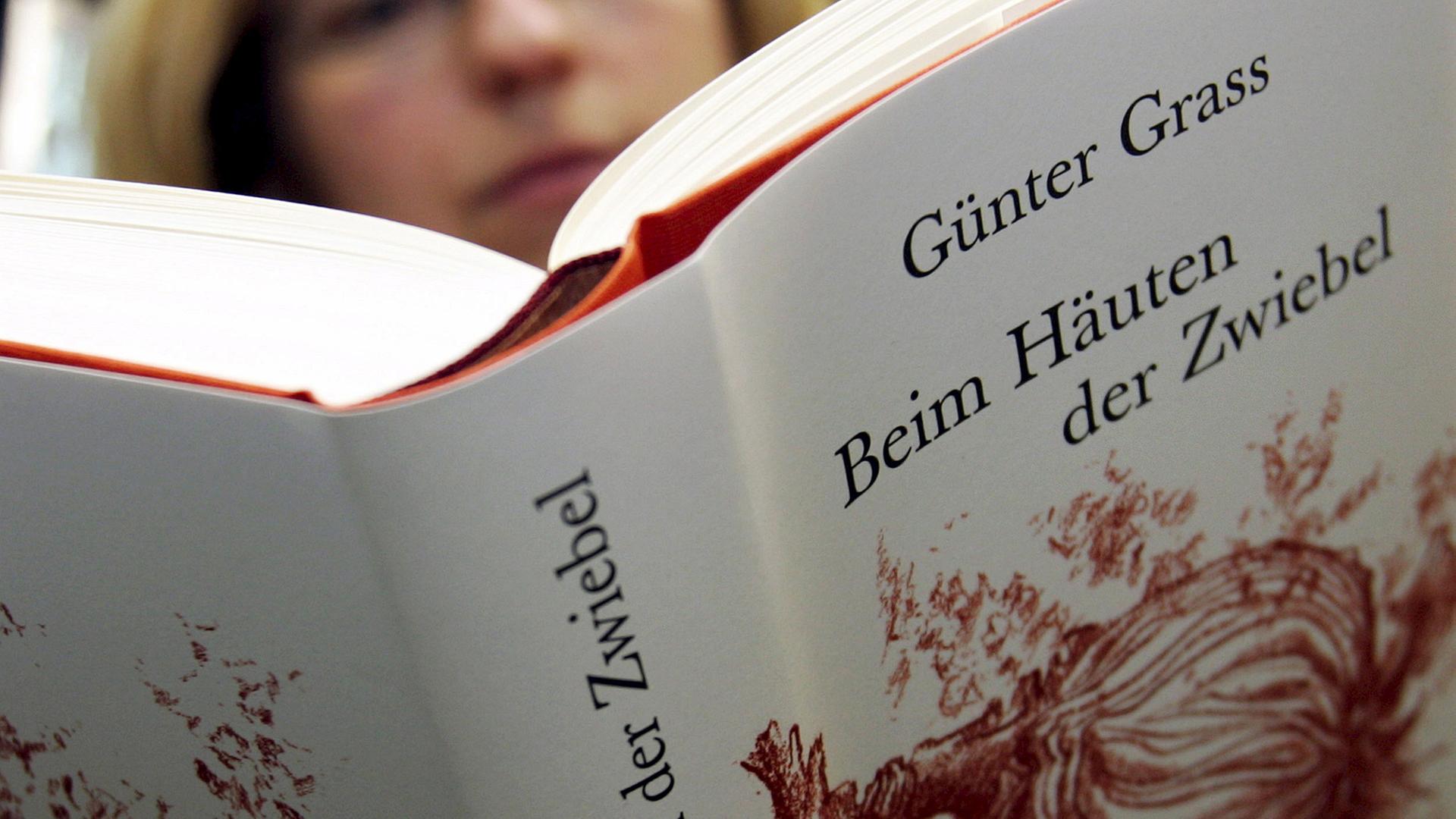 Das Buch "Beim Häuten der Zwiebel" von Literaturnobelpreisträger Günter Grass. Das Buch "Beim Häuten der Zwiebel" von Literaturnobelpreisträger Günter Grass.