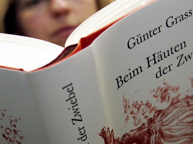 Das Buch "Beim Häuten der Zwiebel" von Literaturnobelpreisträger Günter Grass.