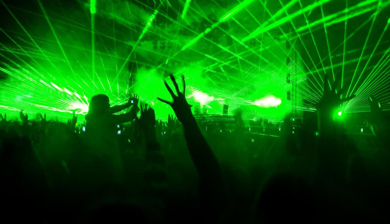 Eine Lasershow hüllt eine Konzerthalle in grünes Licht. Eine Lasershow hüllt eine Konzerthalle in grünes Licht.