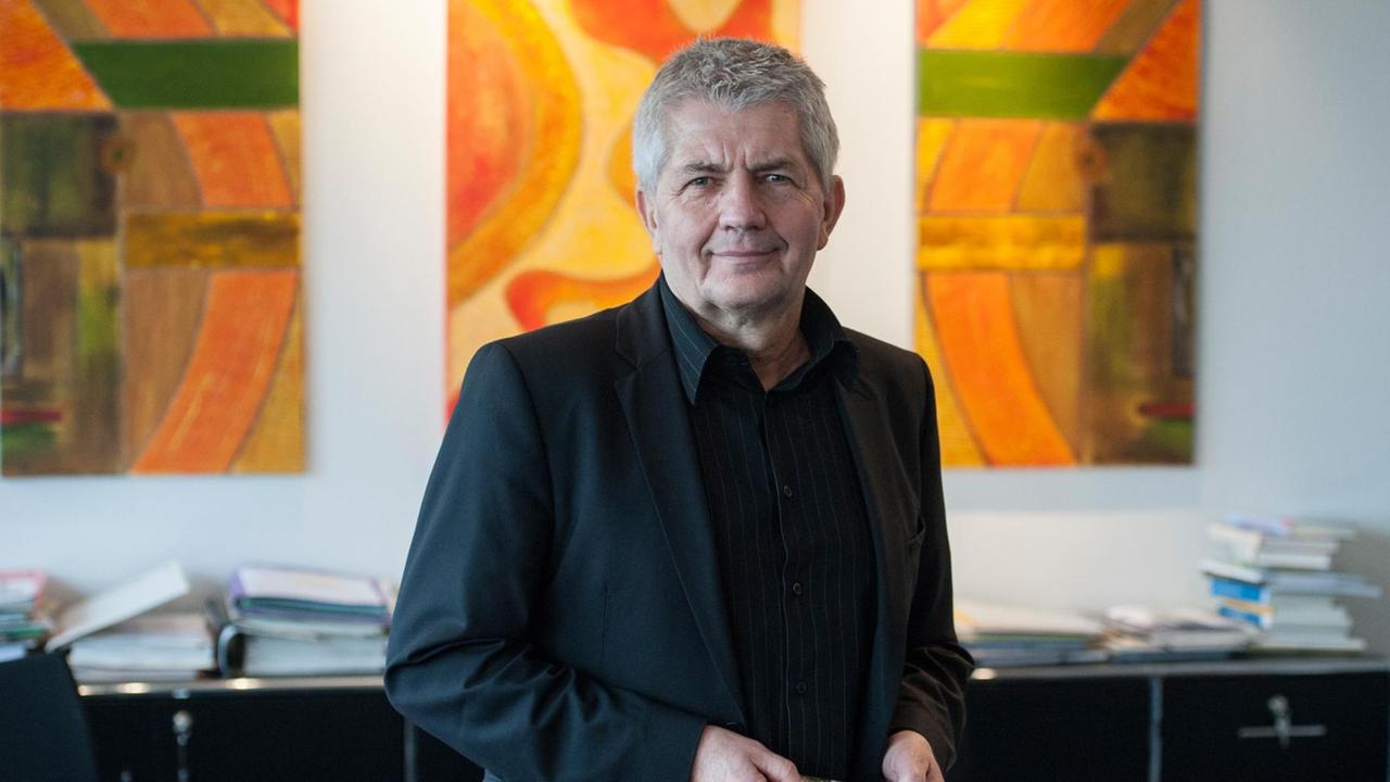 Roland Jahn, Bundesbeauftragter für die Unterlagen des Staatssicherheitsdienstes der Deutschen Demokratischen Republik (BStU), posiert am 07.12.2015 in Berlin in einem Büro. Roland Jahn, Bundesbeauftragter für die Unterlagen des Staatssicherheitsdienstes der Deutschen Demokratischen Republik (BStU), posiert am 07.12.2015 in Berlin in einem Büro.