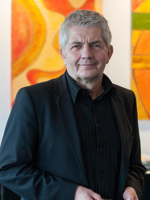 Roland Jahn, Bundesbeauftragter für die Unterlagen des Staatssicherheitsdienstes der Deutschen Demokratischen Republik (BStU), posiert am 07.12.2015 in Berlin in einem Büro.