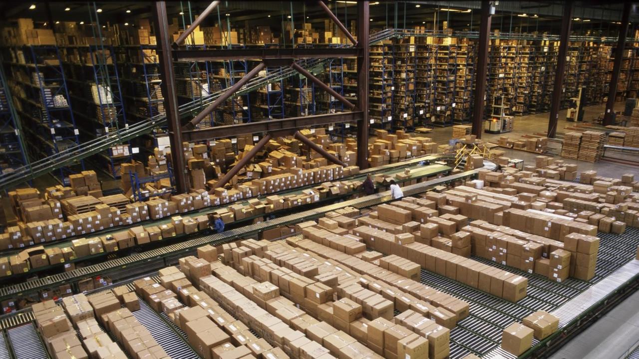 Ein grosses Warenhaus mit hunderten von Paketen und Boxen in den Regalen und auf Fliessbändern. (Symbolbild)