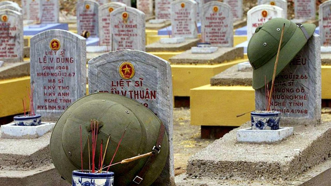 Soldaten-Gräber auf dem Truong Son Friedhof in der vietnamesischen Provinz Quang Tri, aufgenommen am 23. März 2000. Soldaten-Gräber auf dem Truong Son Friedhof in der vietnamesischen Provinz Quang Tri, aufgenommen am 23. März 2000.