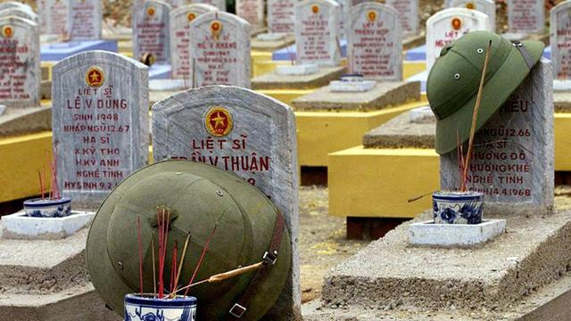 Soldaten-Gräber auf dem Truong Son Friedhof in der vietnamesischen Provinz Quang Tri, aufgenommen am 23. März 2000.