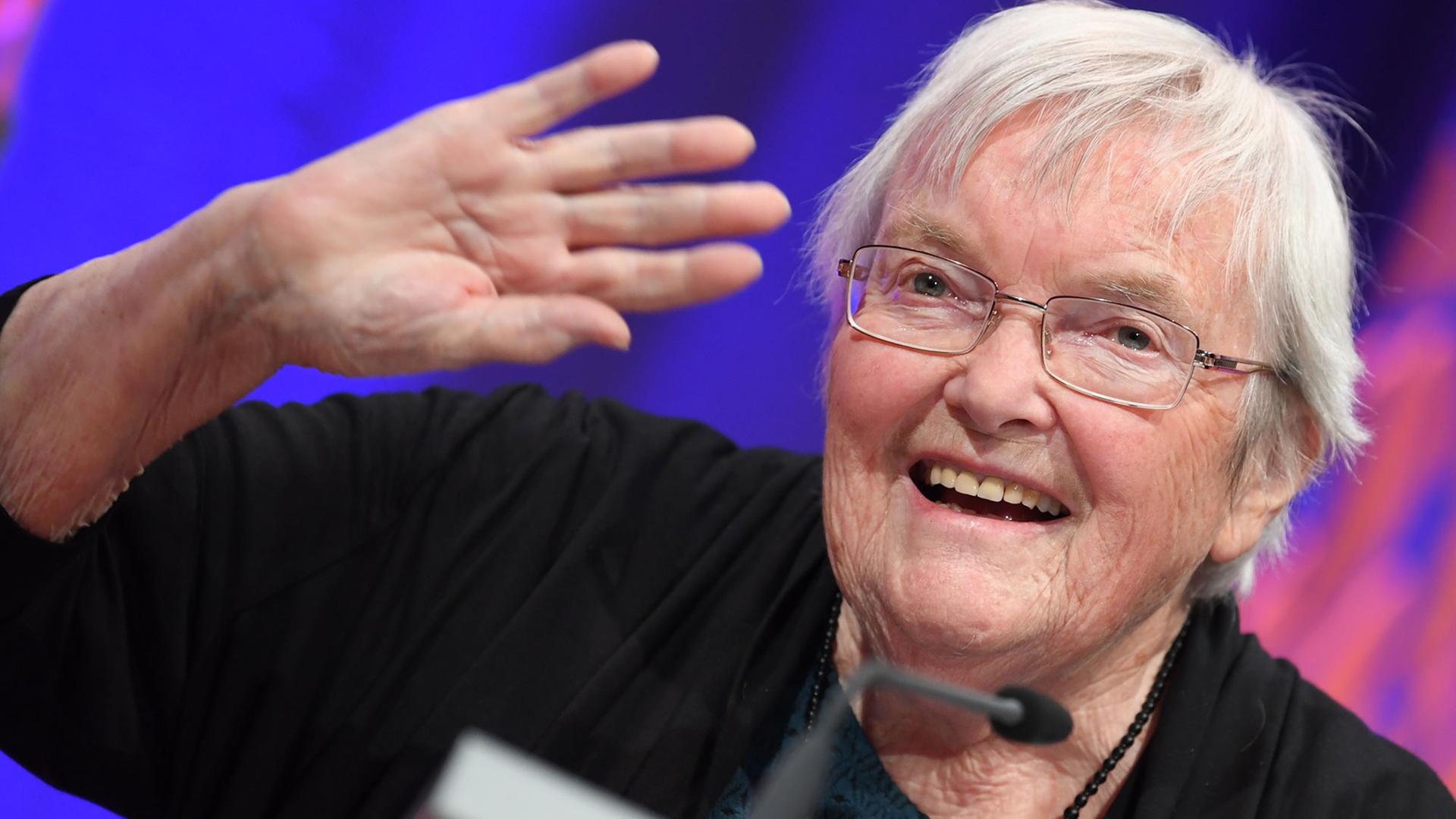 Die Autorin Gudrun Pausewang winkt am 13.10.2017 bei der Verleihung des Deutschen Jugendliteraturpreises 2017 auf der Buchmesse in Frankfurt am Main. Die politisch engagierte 89-Jährige erhielt den Sonderpreis für ihr Gesamtwerk.