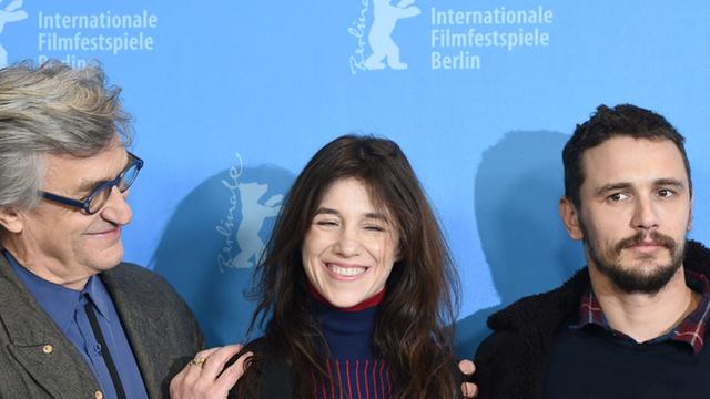 Regisseur Wim Wenders (l-r), die französische Schauspielerin Charlotte Gainsbourg und US-Schauspieler James Franco posieren am 10.02.2015 in Berlin während der 65. Internationalen Filmfestspiele auf dem Fototermin zu "Every Thing Will Be Fine". Der Film läuft im Wettbewerb der Berlinale außer Konkurrenz.