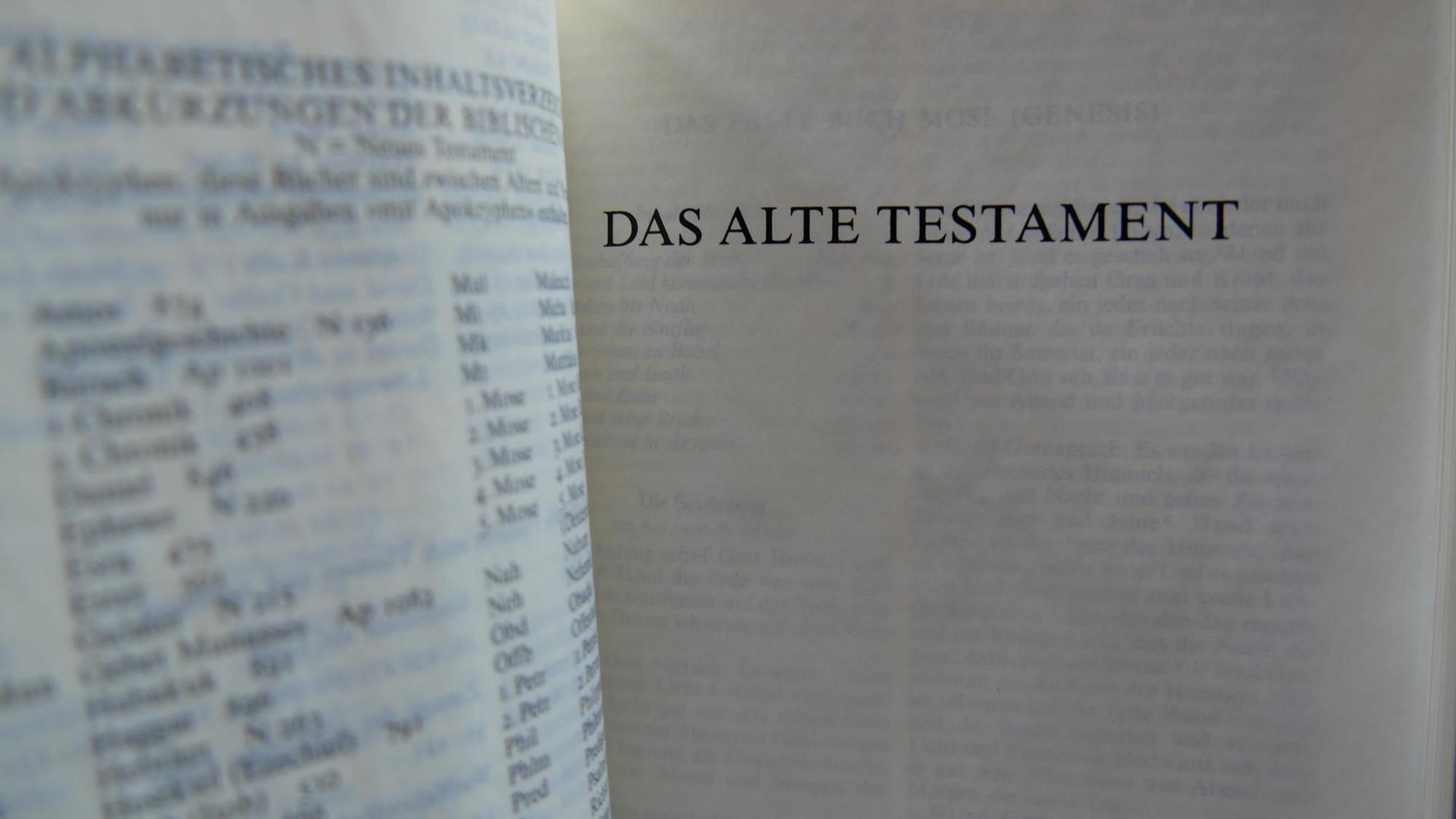 Eine aufgeschlagene Bibel mit dem Schriftzug "Das Alte Testament" Eine aufgeschlagene Bibel mit dem Schriftzug "Das Alte Testament"