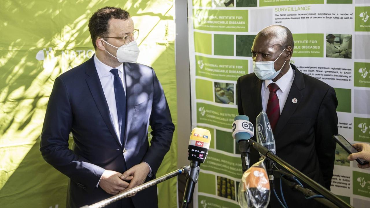 Bundesgesundheitsminister Jens Spahn (CDU) trifft den Minister für Gesundheit der Republik Südafrika, Zweli Lawrence Mkhize, im National Institute for Communicable Diseases - NICD - in Johannesburg. Bundesgesundheitsminister Jens Spahn (CDU) trifft den Minister für Gesundheit der Republik Südafrika, Zweli Lawrence Mkhize, im National Institute for Communicable Diseases - NICD - in Johannesburg.