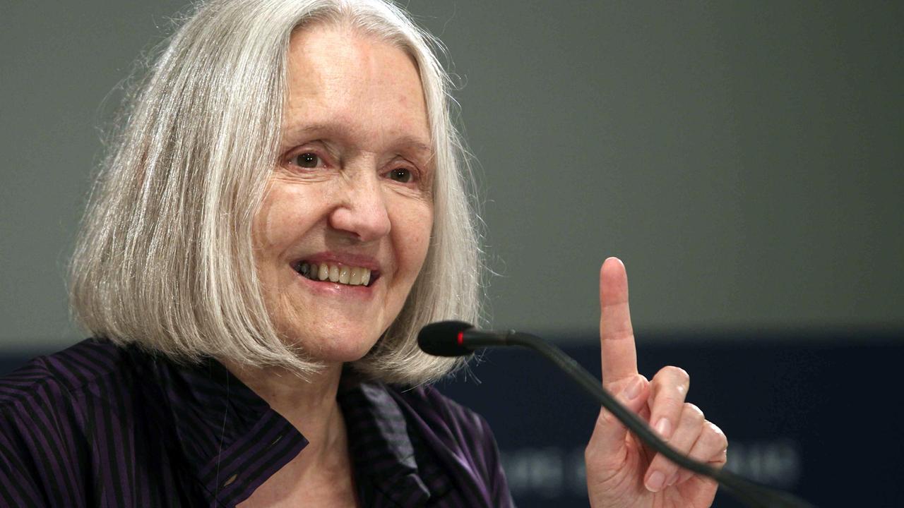 Die Soziologin Saskia Sassen spricht bei einer Veranstaltung in ein Mikrofon und lächelt Die Soziologin Saskia Sassen spricht bei einer Veranstaltung in ein Mikrofon und lächelt