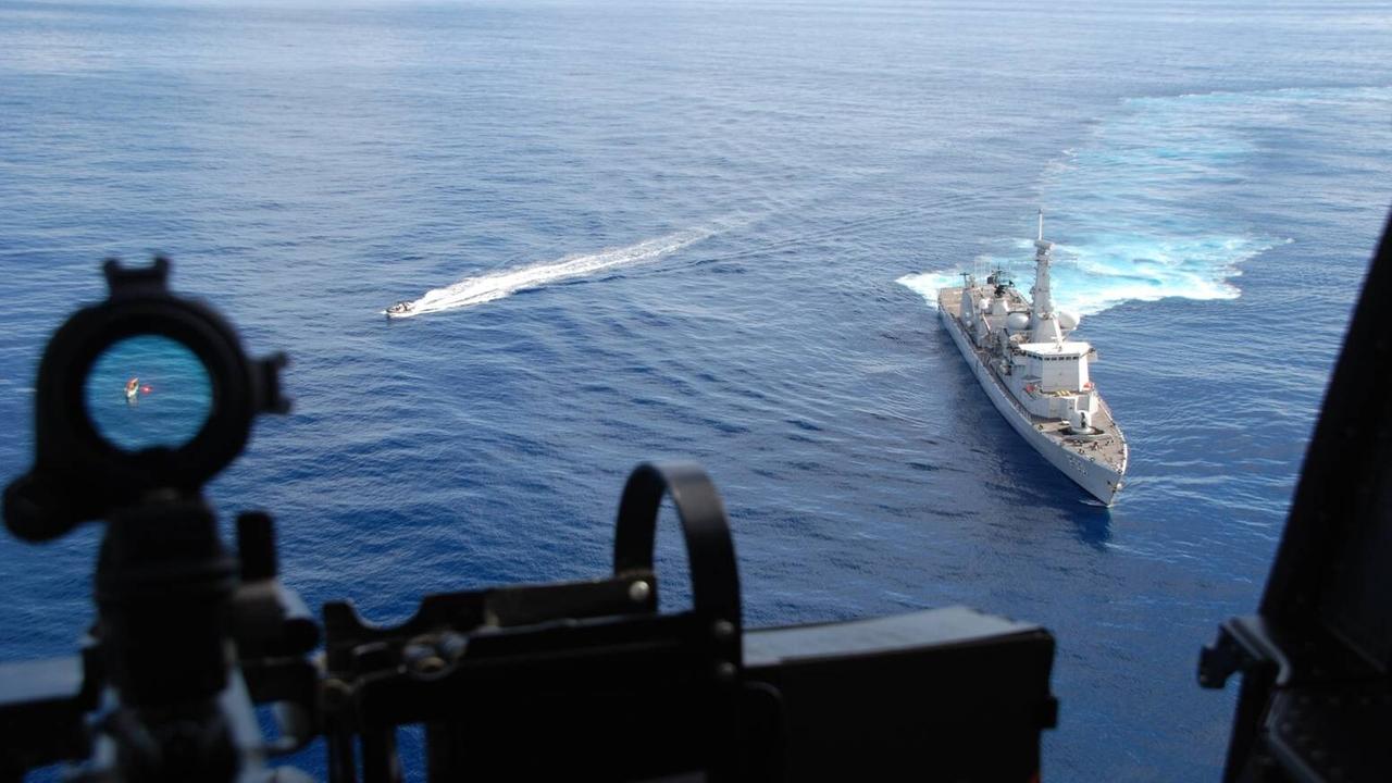 Ein belgisches Militärschiff in der Nähe der Somalischen Küste neben einem Piratenschiff, aufgenommen aus einem Hubschrauber von belgischen Sicherheitskräften, am 15.12.2012. 