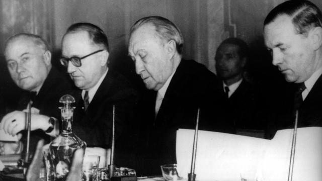 Bundeskanzler und Außenminister Konrad Adenauer (2. v. r.) und Staatssekretär Walter Hallstein (2. v. l.) befinden sich am 23.02.1953 in Rom zur Konferenz der sechs Außenminister der europäischen Montanunion-Staaten