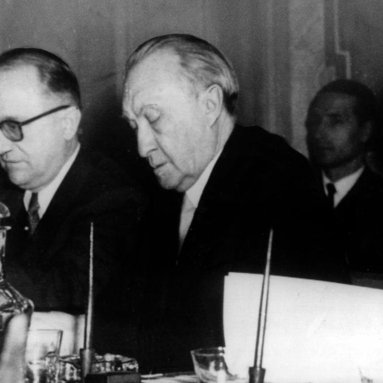 Bundeskanzler und Außenminister Konrad Adenauer (2. v. r.) und Staatssekretär Walter Hallstein (2. v. l.) befinden sich am 23.02.1953 in Rom zur Konferenz der sechs Außenminister der europäischen Montanunion-Staaten.