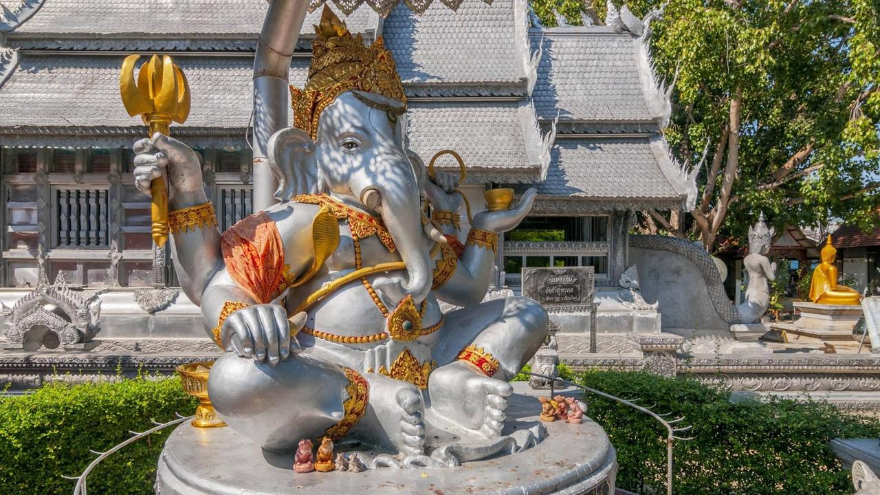 Eine Statue des Elefantengottes Ganesha vor dem buddhistischen Tempel Wat Sri Suphan, Thailand.