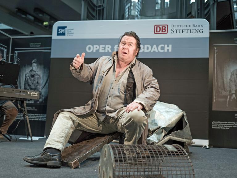 Bariton Christoph von Weitzel (M) und der Pianist Frank Wasser (l) bei der Generalprobe der "Oper für Obdach" am 09.03.2017 im Hauptbahnhof in Berlin. Mit der Oper, die am 10. März 2017 im Hauptbahnhof aufgeführt wird, soll auf das Schicksal obdachloser Menschen aufmerksam gemacht werden.