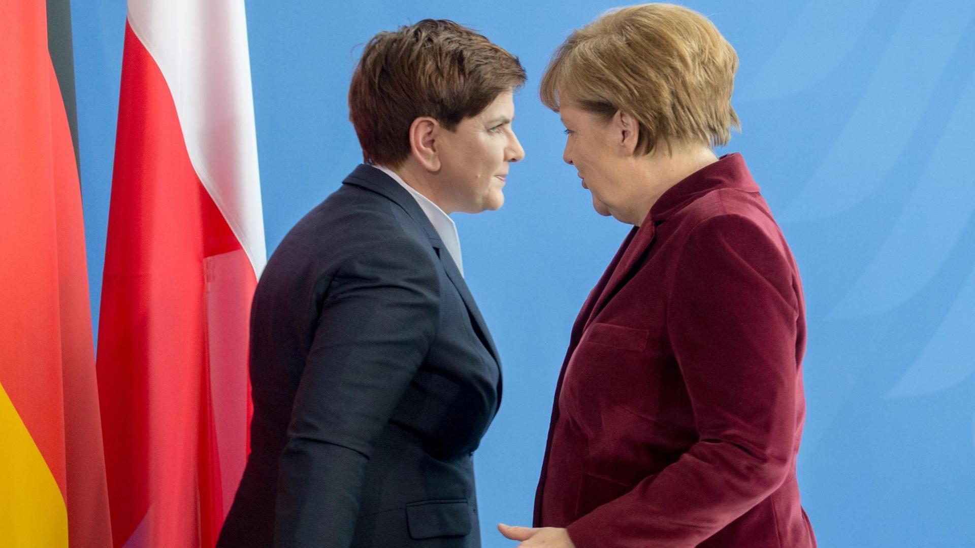 Bundeskanzlerin Angela Merkel (CDU) geht neben Polens Ministerpräsidentin Beata Szydlo in Berlin nach einer Pressekonferenz im Kanzleramt. Bundeskanzlerin Angela Merkel (CDU) geht neben Polens Ministerpräsidentin Beata Szydlo in Berlin nach einer Pressekonferenz im Kanzleramt.