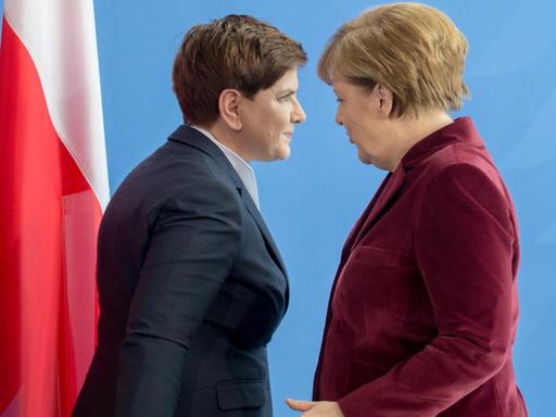 Bundeskanzlerin Angela Merkel (CDU) geht neben Polens Ministerpräsidentin Beata Szydlo in Berlin nach einer Pressekonferenz im Kanzleramt.