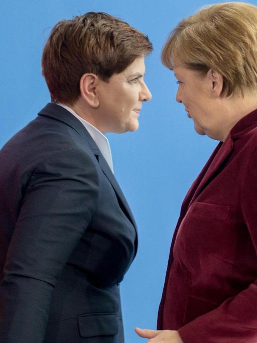 Bundeskanzlerin Angela Merkel (CDU) geht neben Polens Ministerpräsidentin Beata Szydlo in Berlin nach einer Pressekonferenz im Kanzleramt.