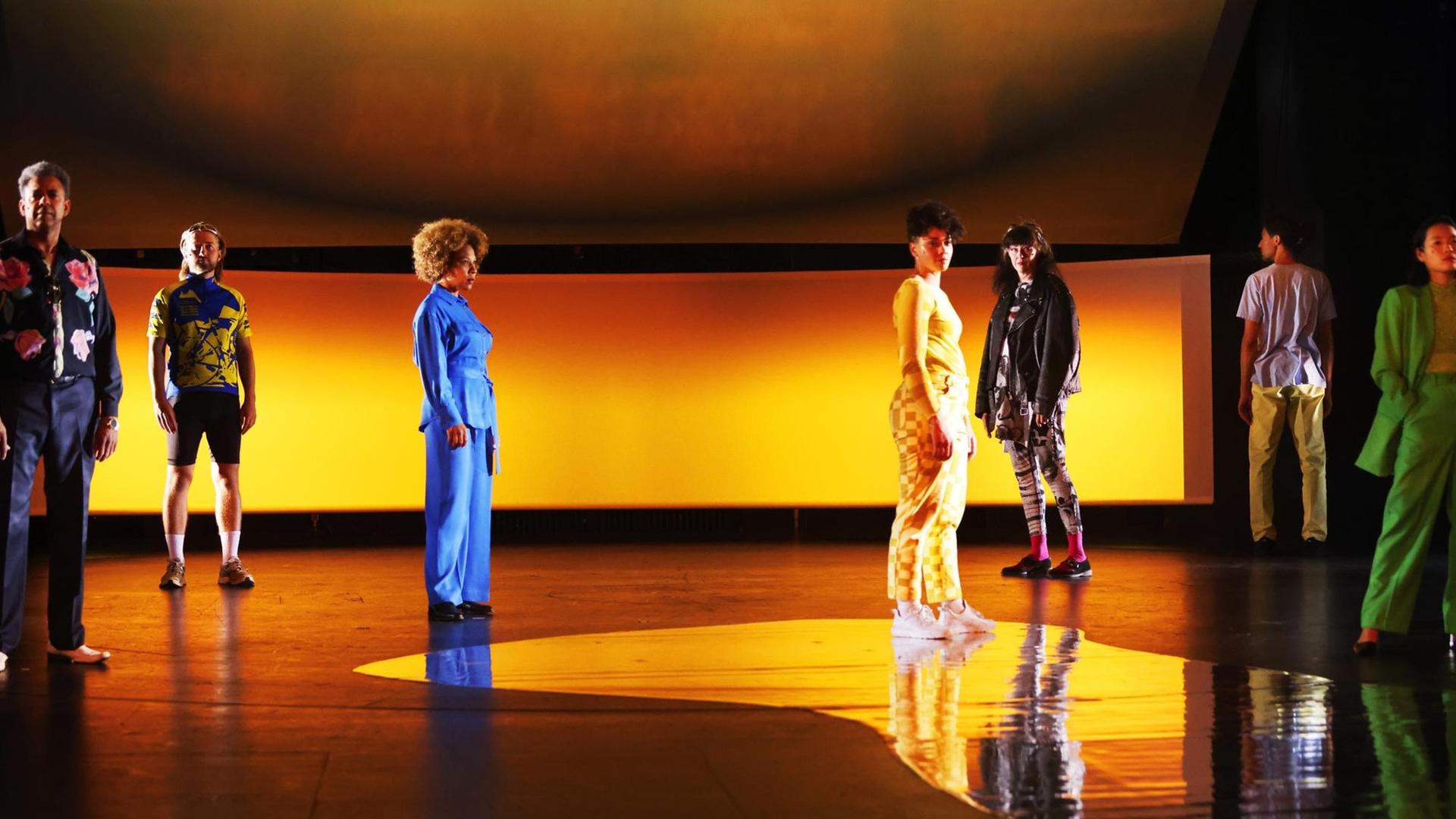 Das Ensemble des Gorki-Theaters auf der Bühne. Das Ensemble des Gorki-Theaters auf der Bühne.