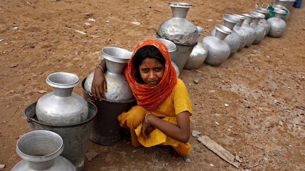 Ein Mädchen in Bangladesch wartet auf Trinkwasser. Ein Mädchen in Bangladesch wartet auf Trinkwasser.