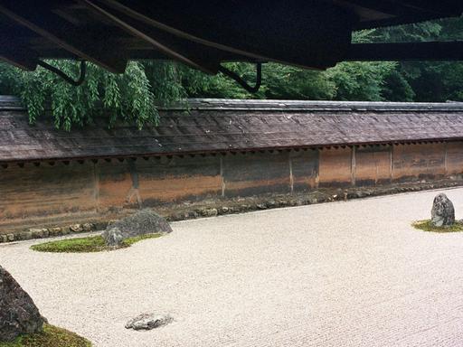 Ein Zen-Garten im Ryoan-ji Tempel in Kyoto.
