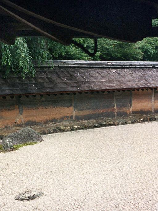 Ein Zen-Garten im Ryoan-ji Tempel in Kyoto.