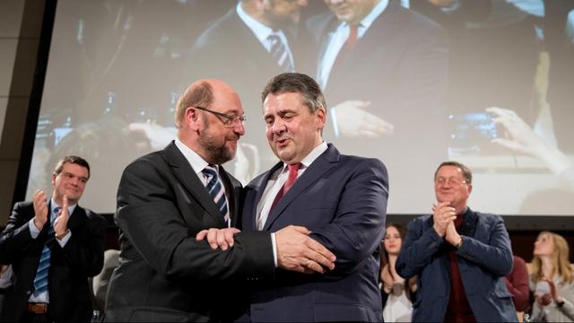 SPD-Kanzlerkandidat und künftige Parteivorsitzende, Martin Schulz (l), gratuliert am 15.03.2017 in Wolfenbüttel (Niedersachsen) bei der SPD-Delegiertenkonferenz dem scheidenden Parteivorsitzenden und Außenminister Sigmar Gabriel (SPD). Bei der Versammlung wählen die 170 SPD-Delegierten aus dem Wahlkreis Salzgitter-Wolfenbüttel-Vorharz Gabriel als ihren Kandidaten für die Bundestagswahl.