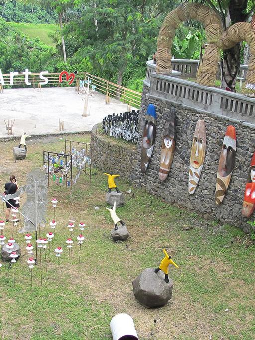 Kunstinstallation im Hof des Hauptveranstaltungsorts des Ubud Writers Festival auf Bali