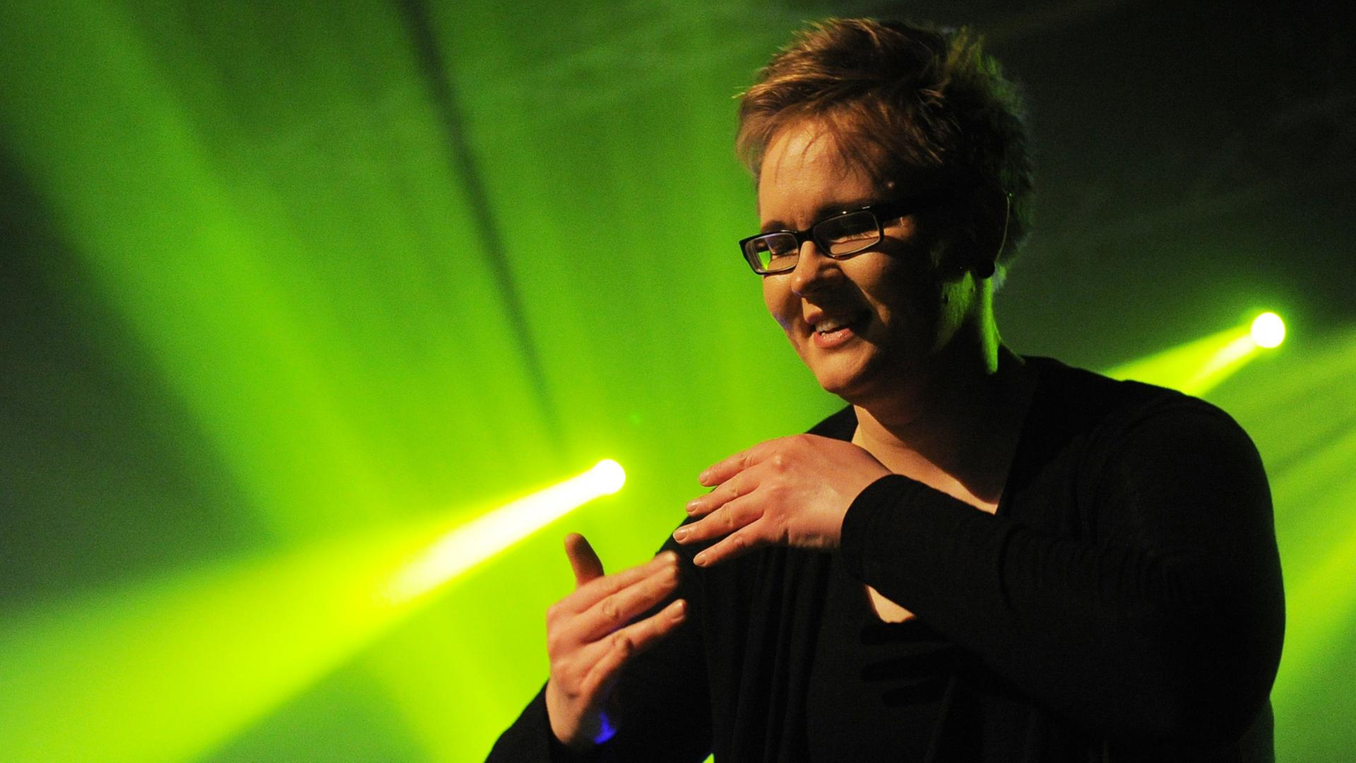 Die Gebärdensprachdolmetscherin Laura Schwengber übersetzt im März 2014 in Potsdam beim Auftritt die Texte der Gruppe Keimzeit für Gehörlose.