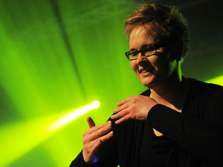 Die Gebärdensprachdolmetscherin Laura Schwengber übersetzt im März 2014 in Potsdam beim Auftritt die Texte der Gruppe Keimzeit für Gehörlose.