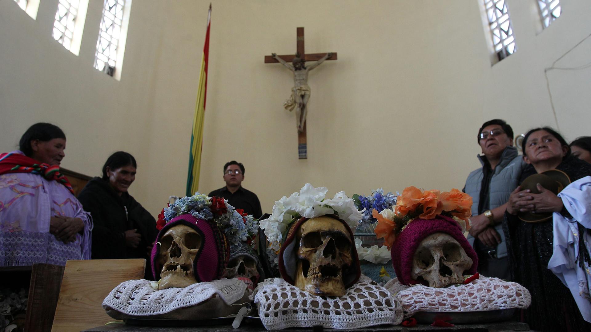 Indigenas vom Stamm der Aimaras bei einer Messe zum Natitatas-Toten-Fest in La Paz, Bolivien. Indigenas vom Stamm der Aimaras bei einer Messe zum Natitatas-Toten-Fest in La Paz, Bolivien.