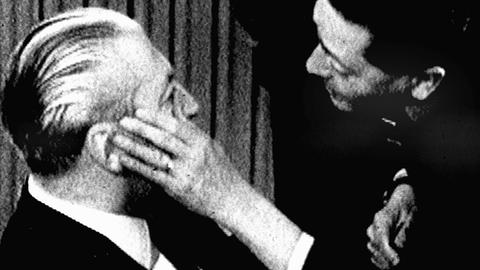 Ein Mann untersucht das Auge von Bundeskanzler Kurt Georg Kiesinger (l.) beim Bundesparteitag der CDU am 7.11.1968 in der Berliner Kongresshalle, nachdem er von der 29-jährigen Beate Klarsfeld geohrfeigt wurde.