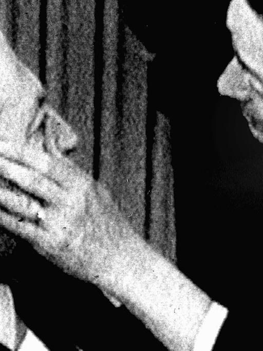 Ein Mann untersucht das Auge von Bundeskanzler Kurt Georg Kiesinger (l.) beim Bundesparteitag der CDU am 7.11.1968 in der Berliner Kongresshalle, nachdem er von der 29-jährigen Beate Klarsfeld geohrfeigt wurde.