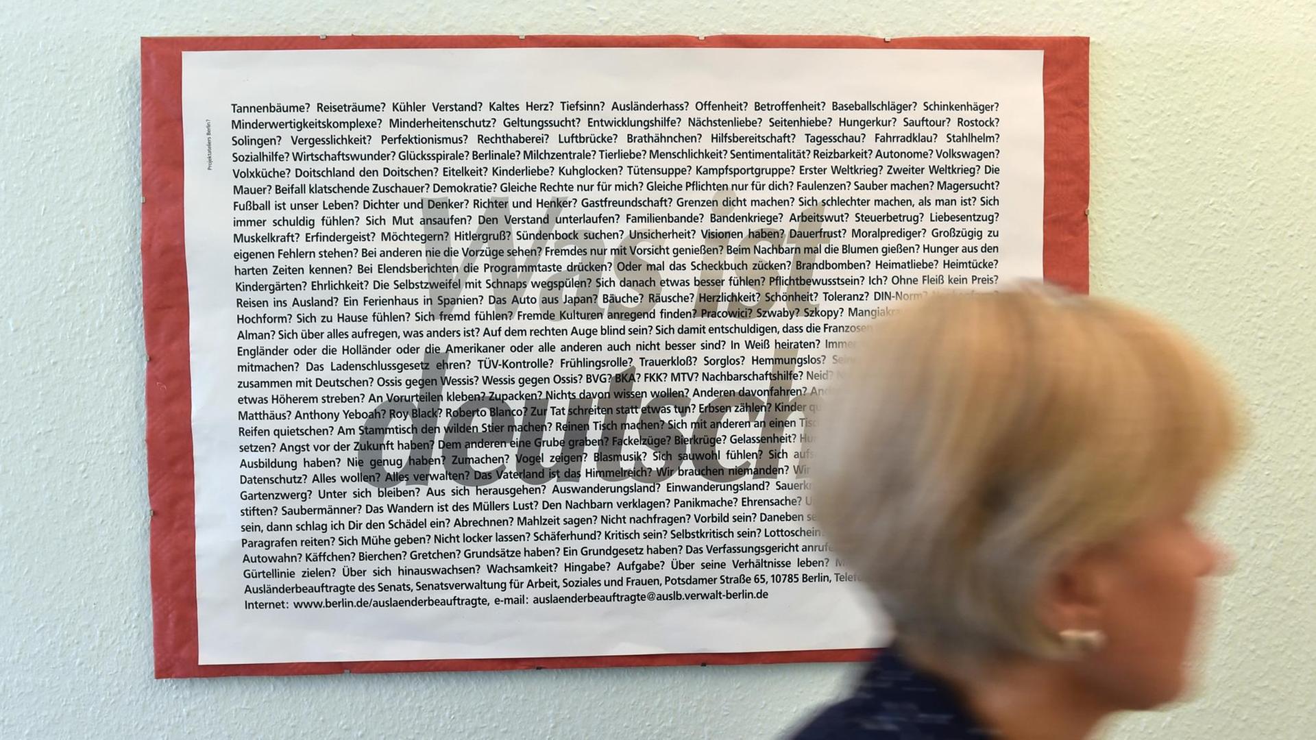 "Was ist deutsch" steht am 15.09.2014 in Berlin im AWO Begegnungszentrum in der Adalbertstraße auf einem Plakat. "Was ist deutsch" steht am 15.09.2014 in Berlin im AWO Begegnungszentrum in der Adalbertstraße auf einem Plakat.