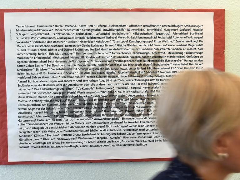 "Was ist deutsch" steht am 15.09.2014 in Berlin im AWO Begegnungszentrum in der Adalbertstraße auf einem Plakat.