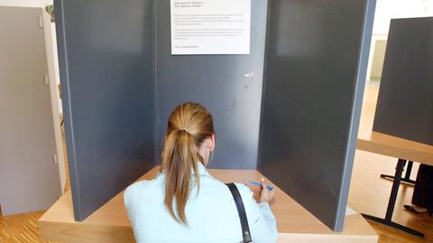 Eine junge Wählerin in der Wahlkabine in Berlin