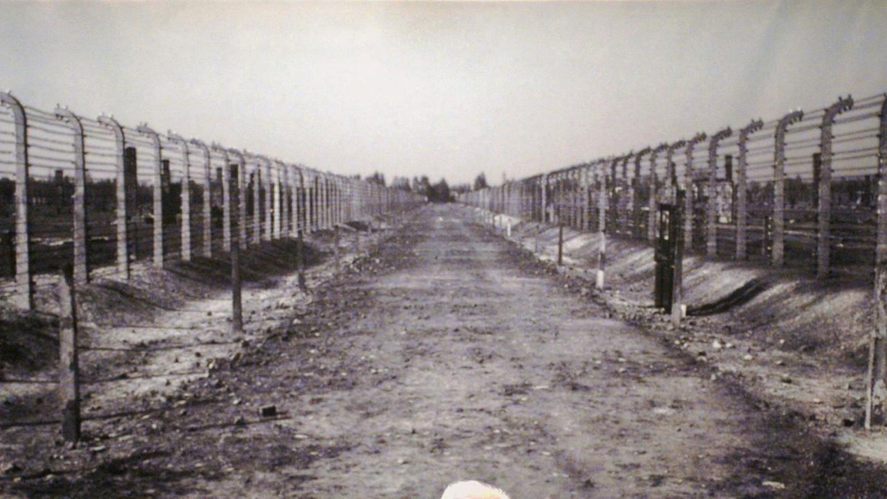 Der Auschwitz-Überlebende Kurt Julius Goldstein wischt sich auf der Gedenkveranstaltung des Internationalen Auschwitz Komitees zur Befreiung des Konzentrationslagers durch die sowjetische Armee mit einem Taschentuch Tränen aus dem Auge. Im Hintergrund ist ein großformatiges Foto des Weges zu sehen, der zu den Krematorien und Gaskammern des Vernichtungslagers führte. Der Auschwitz-Überlebende Kurt Julius Goldstein wischt sich auf der Gedenkveranstaltung des Internationalen Auschwitz Komitees zur Befreiung des Konzentrationslagers durch die sowjetische Armee mit einem Taschentuch Tränen aus dem Auge. Im Hintergrund ist ein großformatiges Foto des Weges zu sehen, der zu den Krematorien und Gaskammern des Vernichtungslagers führte.