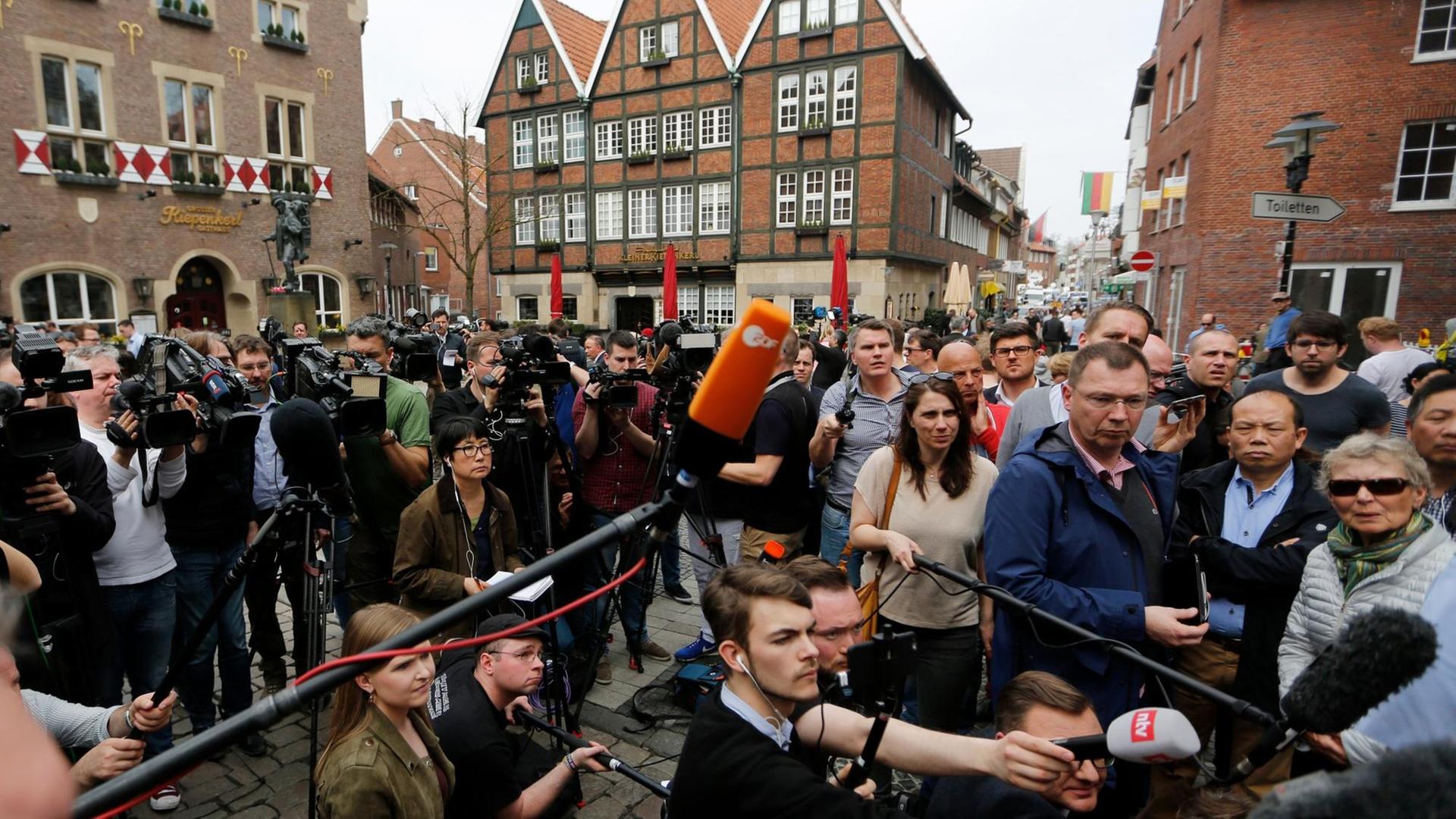 Medienvertreter warten in der Altstadt von Münster auf Interviewpartner. Medienvertreter warten in der Altstadt von Münster auf Interviewpartner.