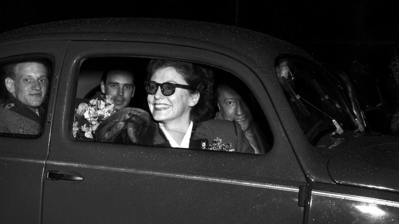 Zarah Leander in Berlin / Foto, 1964 Leander, Zarah schwed. Schauspielerin und Saengerin, 1907-1981. - Zarah Leander im VW-Kaefer bei einem Besuch in Berlin. - Foto, 1964. | Zarah Leander in Berlin / Foto, 1964 Leander, Zarah schwed. Schauspielerin und Saengerin, 1907-1981. - Zarah Leander im VW-Kaefer bei einem Besuch in Berlin. - Foto, 1964. |