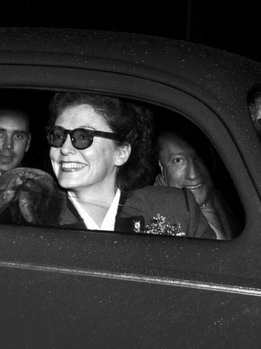 Zarah Leander in Berlin / Foto, 1964 Leander, Zarah schwed. Schauspielerin und Saengerin, 1907-1981. - Zarah Leander im VW-Kaefer bei einem Besuch in Berlin. - Foto, 1964. |
