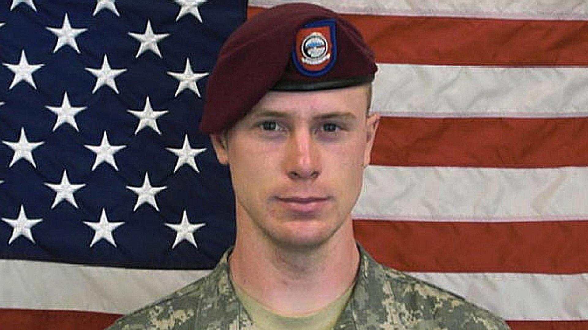 Bowe Bergdahl in olivfarbenem Militäranzug vor der US-Flagge Bowe Bergdahl in olivfarbenem Militäranzug vor der US-Flagge