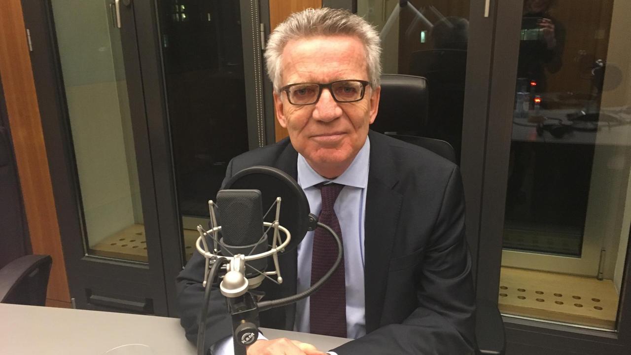 Thomas de Maizière im Deutschlandfunk-Sportgespräch in Berlin Thomas de Maizière im Deutschlandfunk-Sportgespräch in Berlin