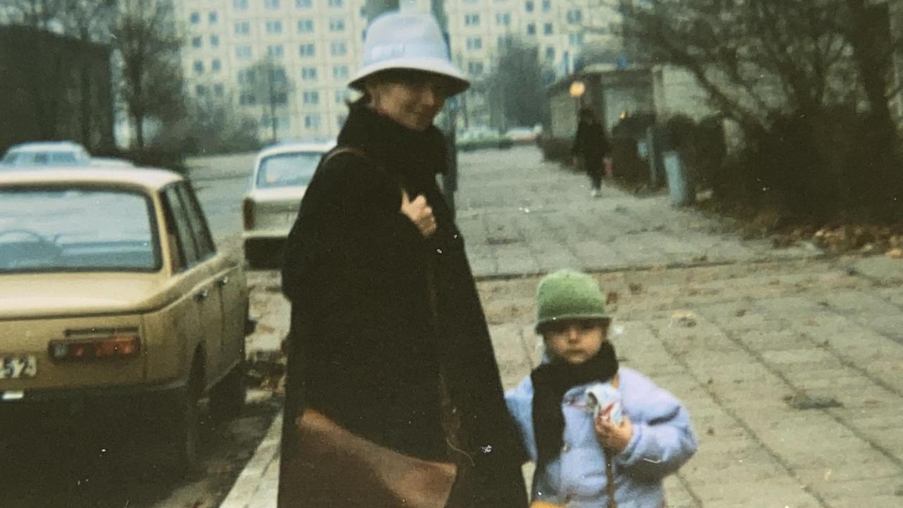 Eine ältere Fotografie zeigt Theresa Binder, die mit ihrer Tochter Josephine auf einem Gehweg steht. Eine ältere Fotografie zeigt Theresa Binder, die mit ihrer Tochter Josephine auf einem Gehweg steht.