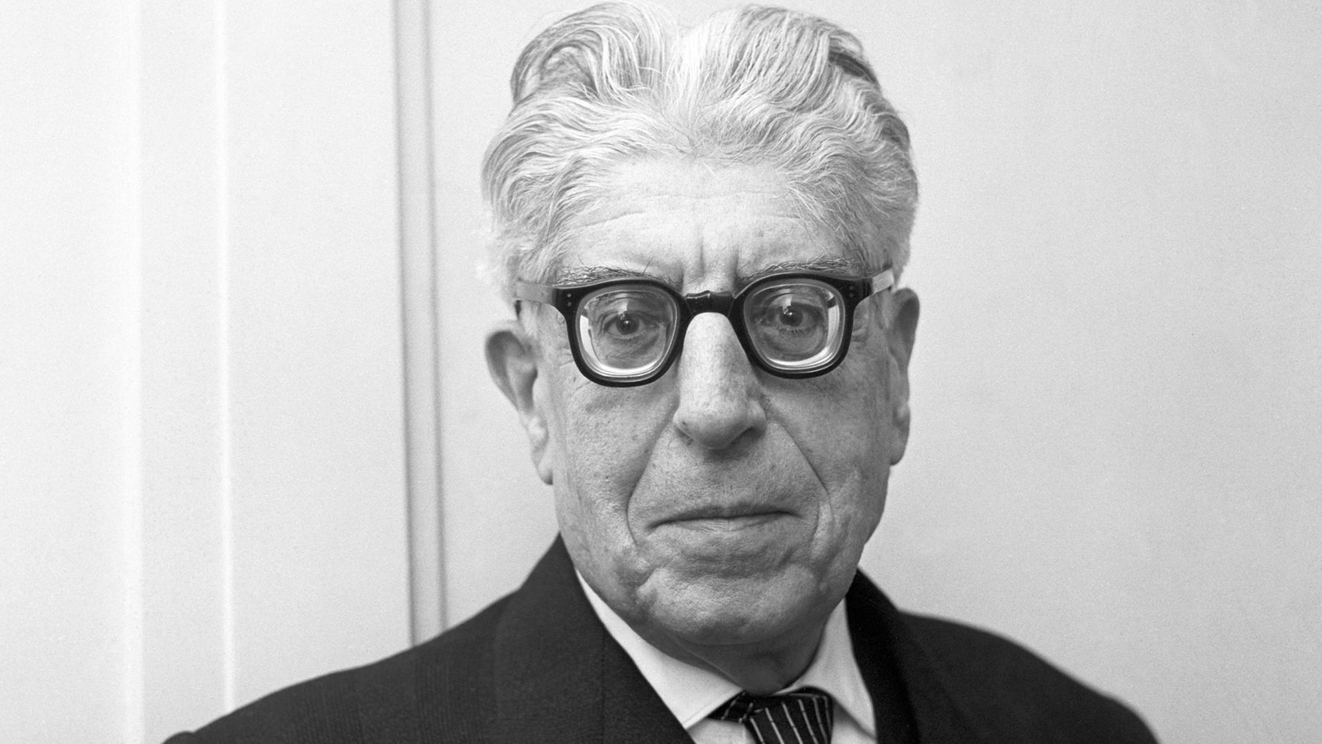 Der Philosoph und Schriftsteller ("Das Prinzip Hoffnung" 1954-59) Ernst Bloch am 30. März 1967. Der Philosoph und Schriftsteller ("Das Prinzip Hoffnung" 1954-59) Ernst Bloch am 30. März 1967.