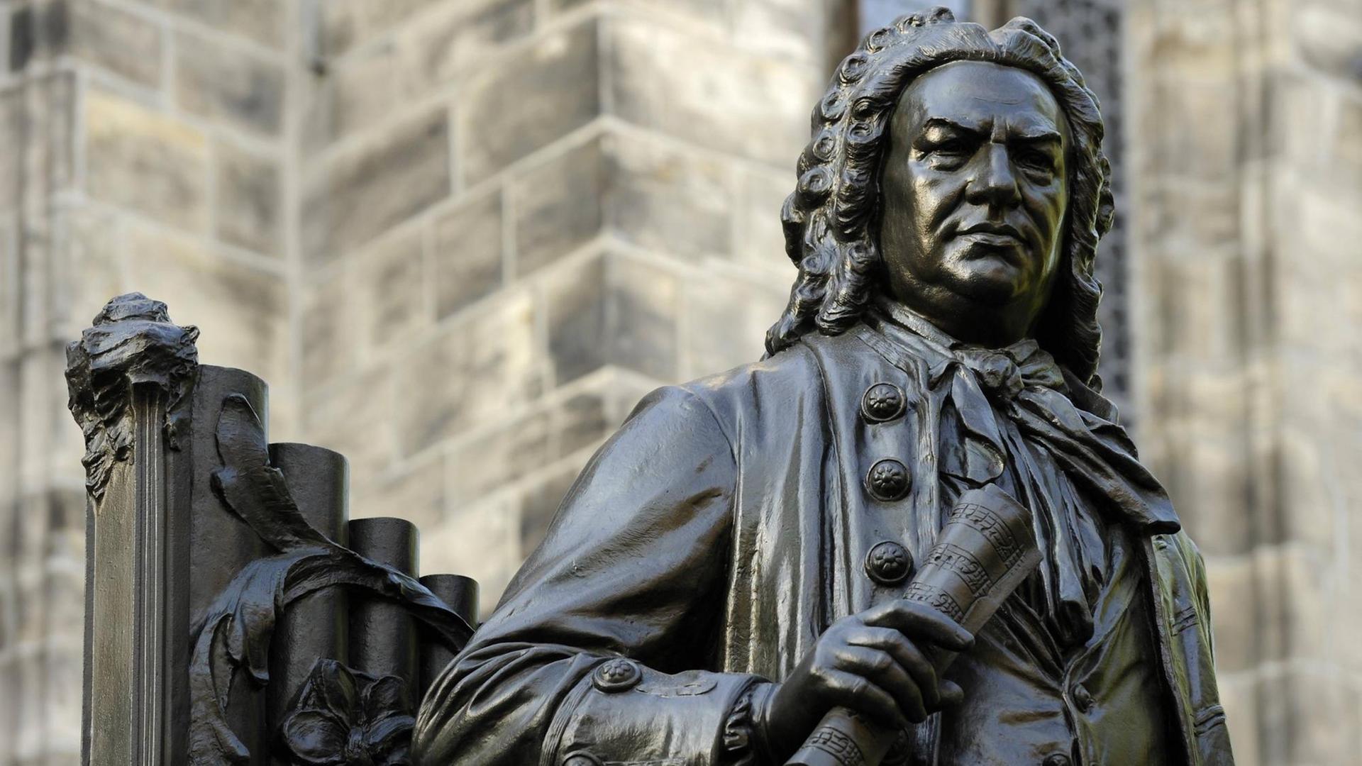 Johann Sebastian Bach, wie ihn Ferruccio Busonis Zeit sah: Das von Carl Seffner entworfene Denkmal wurde 1908 vor der Leipziger Thomaskirche enthülltl Travel Johann Sebastian Bach, wie ihn Ferruccio Busonis Zeit sah: Das von Carl Seffner entworfene Denkmal wurde 1908 vor der Leipziger Thomaskirche enthülltl Travel