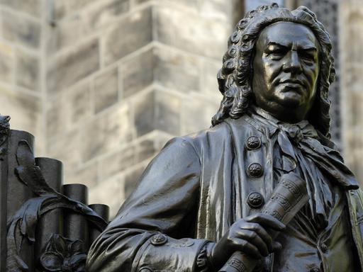 Johann Sebastian Bach, wie ihn Ferruccio Busonis Zeit sah: Das von Carl Seffner entworfene Denkmal wurde 1908 vor der Leipziger Thomaskirche enthülltl Travel