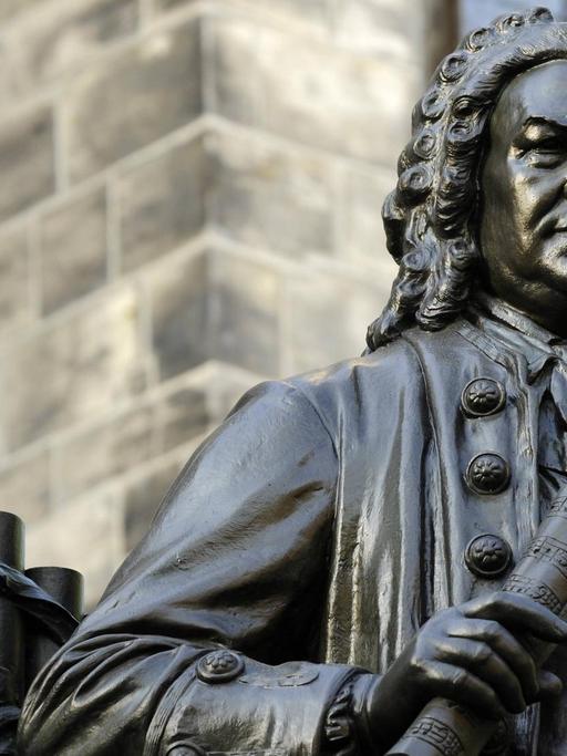 Johann Sebastian Bach, wie ihn Ferruccio Busonis Zeit sah: Das von Carl Seffner entworfene Denkmal wurde 1908 vor der Leipziger Thomaskirche enthülltl Travel