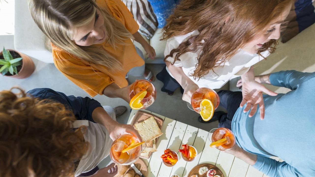 Eine Gruppe von Freunden essen und trinken gemeinsam