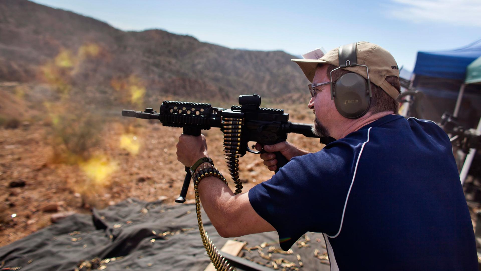 John Willer schießt mit einem Maschinengewehr auf dem Gelände des Big Sandy Machine Gun Shoot, außerhalb von Wikieup, Arizona, USA. John Willer schießt mit einem Maschinengewehr auf dem Gelände des Big Sandy Machine Gun Shoot, außerhalb von Wikieup, Arizona, USA.