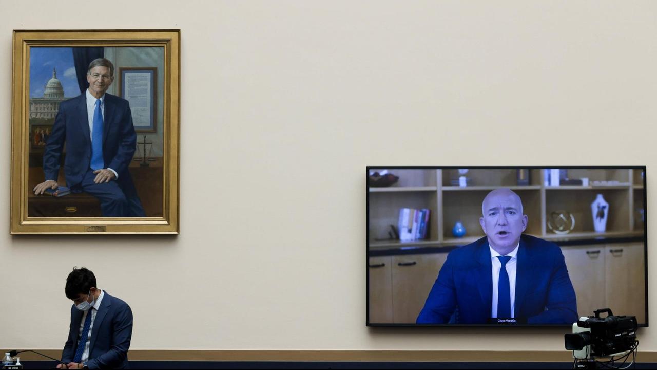 29. Juli 2020 in Washington: Amazon-Chef Jeff Bezos sagt per Videokonferenz während einer Anhörung des Unterausschusses für Kartell-, Handels- und Verwaltungsrecht aus. 29. Juli 2020 in Washington: Amazon-Chef Jeff Bezos sagt per Videokonferenz während einer Anhörung des Unterausschusses für Kartell-, Handels- und Verwaltungsrecht aus.
