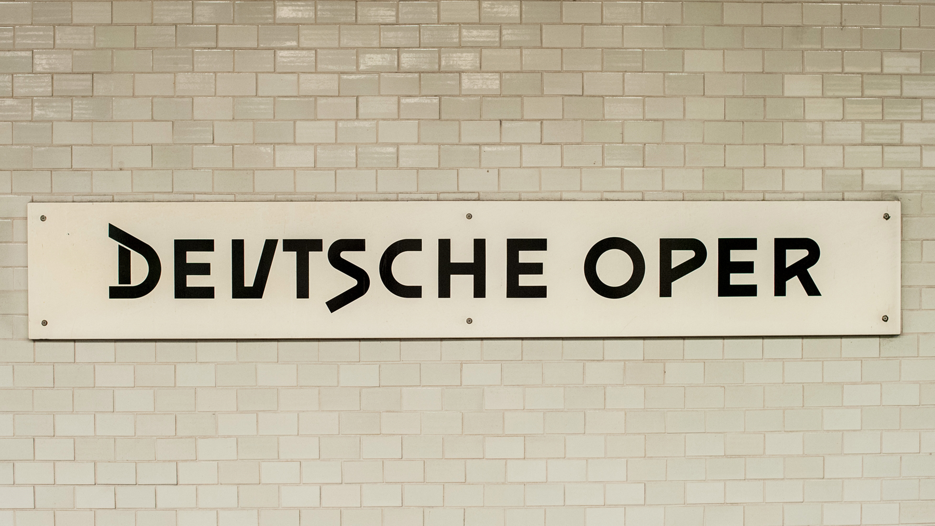 U-Bahnhof "Deutsche Oper" im Westteil von Berlin: In der Hauptstadt gibt es insgesamt drei Opernhäuser, außerdem noch die Staatsoper Unter den Linden und die Komische Oper. U-Bahnhof "Deutsche Oper" im Westteil von Berlin: In der Hauptstadt gibt es insgesamt drei Opernhäuser, außerdem noch die Staatsoper Unter den Linden und die Komische Oper.